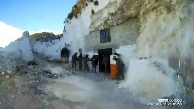 Şanlıurfa'da mağaraya baskın yapan polis kumarhaneyle karşılaştı: 29 gözaltı Şanlıurfa'da mağaraya baskın yapan polis kumarhaneyle karşılaştı: 29 gözaltı