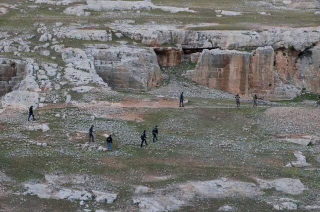 Şanlıurfa'da mağaraya baskın yapan polis kumarhaneyle karşılaştı: 29 gözaltı Şanlıurfa'da mağaraya baskın yapan polis kumarhaneyle karşılaştı: 29 gözaltı