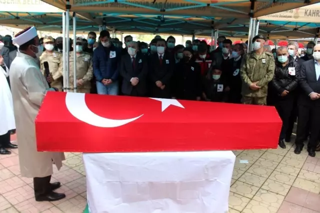 Şehit Astsubay Kıdemli Başçavuş Mehmet Demir son yolculuğuna uğurlandı Şehit Astsubay Kıdemli Başçavuş Mehmet Demir son yolculuğuna uğurlandı