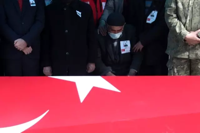 Şehit Astsubay Kıdemli Başçavuş Mehmet Demir son yolculuğuna uğurlandı Şehit Astsubay Kıdemli Başçavuş Mehmet Demir son yolculuğuna uğurlandı