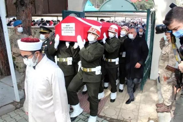Şehit Astsubay Kıdemli Başçavuş Mehmet Demir son yolculuğuna uğurlandı Şehit Astsubay Kıdemli Başçavuş Mehmet Demir son yolculuğuna uğurlandı