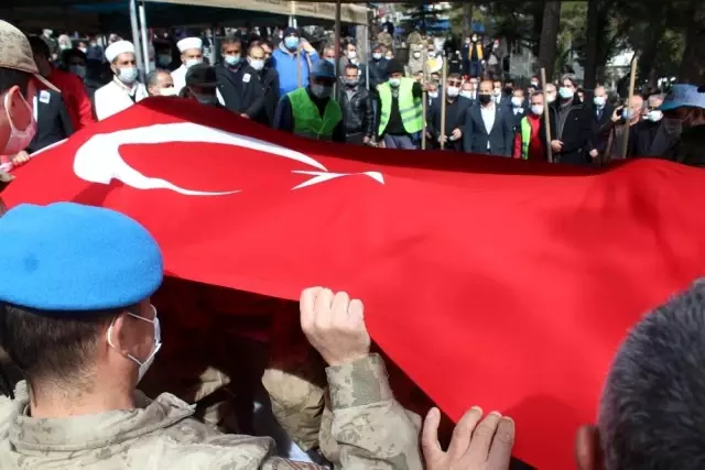 Şehit Astsubay Kıdemli Başçavuş Mehmet Demir son yolculuğuna uğurlandı Şehit Astsubay Kıdemli Başçavuş Mehmet Demir son yolculuğuna uğurlandı