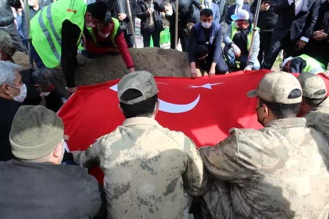 Şehit Astsubay Kıdemli Başçavuş Mehmet Demir son yolculuğuna uğurlandı Şehit Astsubay Kıdemli Başçavuş Mehmet Demir son yolculuğuna uğurlandı