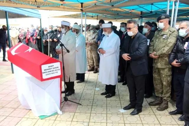 Şehit Astsubay Kıdemli Başçavuş Mehmet Demir son yolculuğuna uğurlandı Şehit Astsubay Kıdemli Başçavuş Mehmet Demir son yolculuğuna uğurlandı