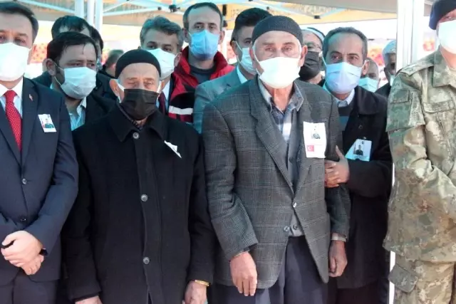 Şehit Astsubay Kıdemli Başçavuş Mehmet Demir son yolculuğuna uğurlandı Şehit Astsubay Kıdemli Başçavuş Mehmet Demir son yolculuğuna uğurlandı
