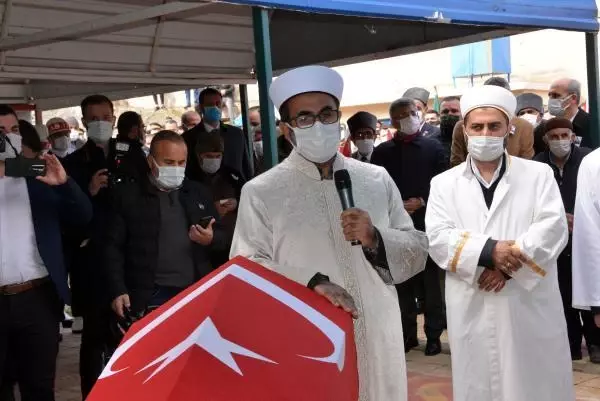 Şehit Mehmet Demir'in cenaze namazını dayısı kıldırdı Şehit Mehmet Demir'in cenaze namazını dayısı kıldırdı