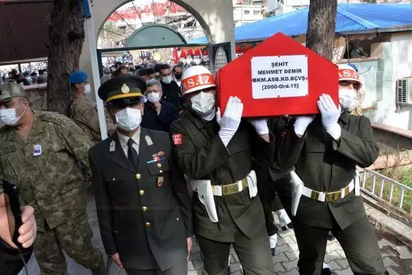 Şehit Mehmet Demir'in cenaze namazını dayısı kıldırdı Şehit Mehmet Demir'in cenaze namazını dayısı kıldırdı