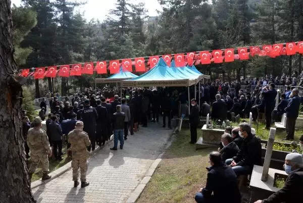 Şehit Mehmet Demir'in cenaze namazını dayısı kıldırdı Şehit Mehmet Demir'in cenaze namazını dayısı kıldırdı