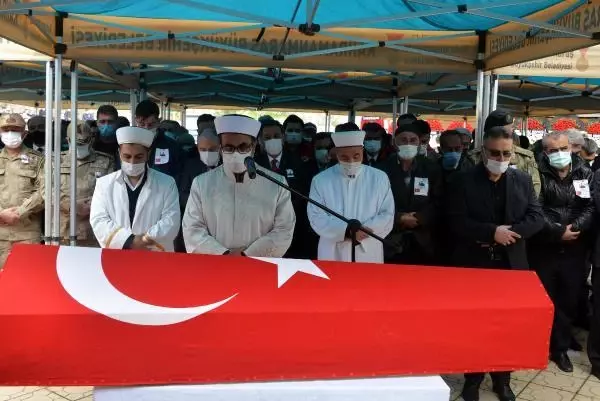 Şehit Mehmet Demir'in cenaze namazını dayısı kıldırdı Şehit Mehmet Demir'in cenaze namazını dayısı kıldırdı