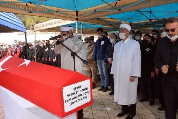 Şehit Mehmet Demir'in cenaze namazını dayısı kıldırdı Şehit Mehmet Demir'in cenaze namazını dayısı kıldırdı