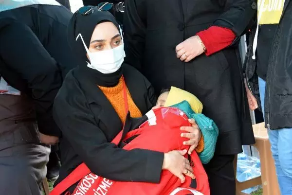 Şehit Mehmet Demir'in cenaze namazını dayısı kıldırdı Şehit Mehmet Demir'in cenaze namazını dayısı kıldırdı