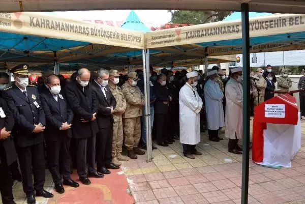 Şehit Mehmet Demir'in cenaze namazını dayısı kıldırdı Şehit Mehmet Demir'in cenaze namazını dayısı kıldırdı