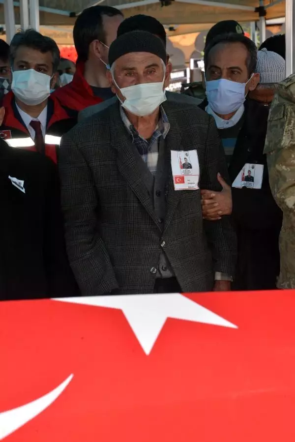 Şehit Mehmet Demir'in cenaze namazını dayısı kıldırdı Şehit Mehmet Demir'in cenaze namazını dayısı kıldırdı