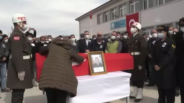 Son dakika haberi: Şehit Piyade Uzman Çavuş Hakan Gül, son yolculuğuna uğurlandı Son dakika haberi: Şehit Piyade Uzman Çavuş Hakan Gül, son yolculuğuna uğurlandı
