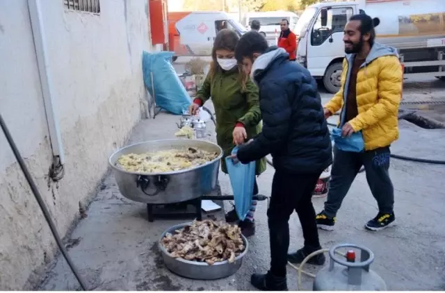 Sınırın sıfır noktasında kazanlar sokak hayvanları için kaynadı Sınırın sıfır noktasında kazanlar sokak hayvanları için kaynadı