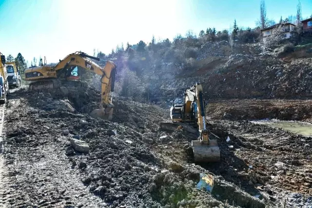 Ankara Büyükşehir Belediyesi ekipleri, yıkılan gecekondulardan kalan atıkları temizliyor Ankara Büyükşehir Belediyesi ekipleri, yıkılan gecekondulardan kalan atıkları temizliyor