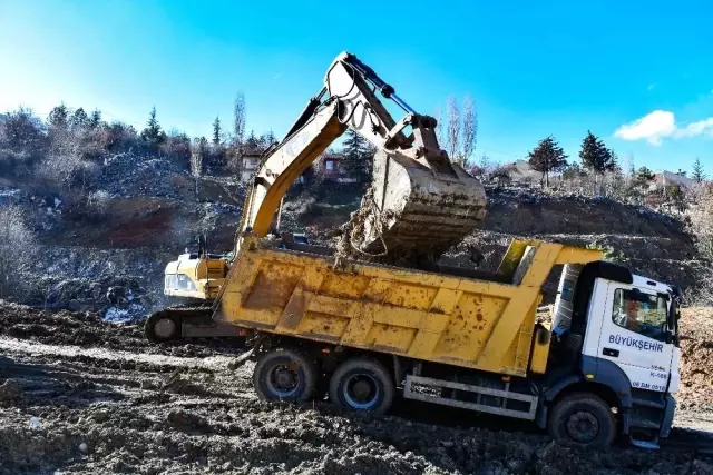 Ankara Büyükşehir Belediyesi ekipleri, yıkılan gecekondulardan kalan atıkları temizliyor Ankara Büyükşehir Belediyesi ekipleri, yıkılan gecekondulardan kalan atıkları temizliyor