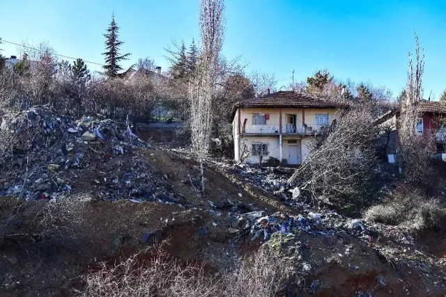 Ankara Büyükşehir Belediyesi ekipleri, yıkılan gecekondulardan kalan atıkları temizliyor Ankara Büyükşehir Belediyesi ekipleri, yıkılan gecekondulardan kalan atıkları temizliyor