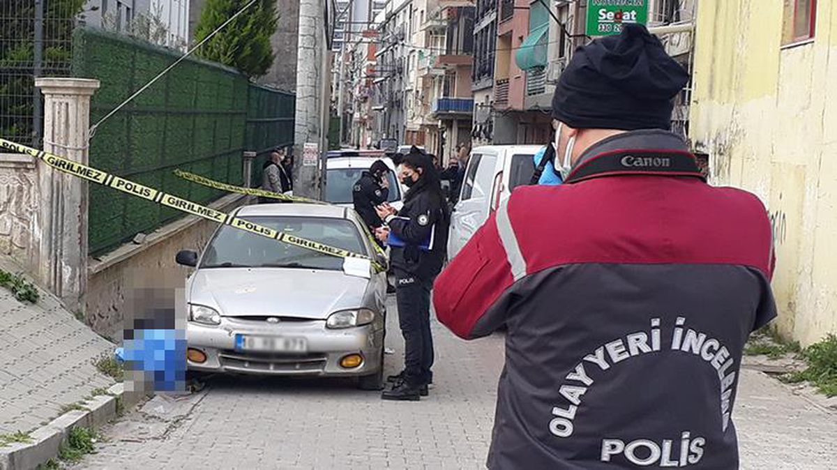 Dışarı adımını atan mahalle sakini, kaldırımda cansız beden buldu