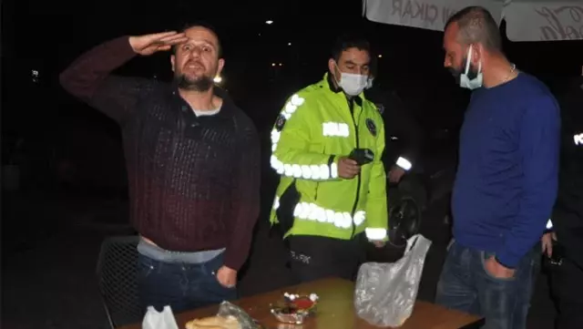 Kaza yapan iki arkadaş, hiçbir şey olmamış gibi restoranda yemek yedi Kaza yapan iki arkadaş, hiçbir şey olmamış gibi restoranda yemek yedi