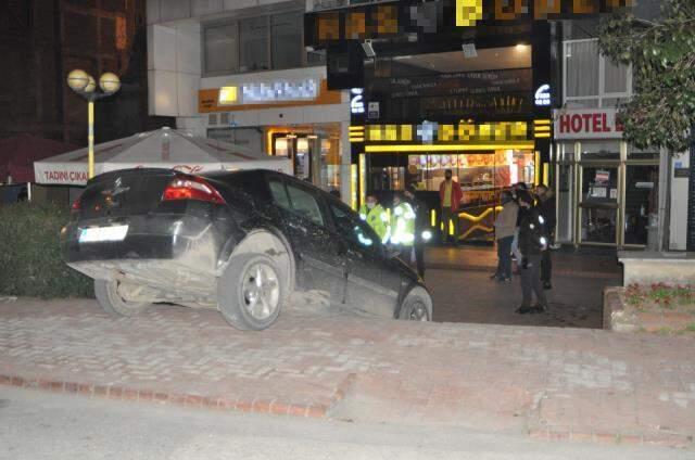 Son dakika haber! Kaza yapan iki arkadaş, hiçbir şey olmamış gibi restoranda yemek yedi Son dakika haber! Kaza yapan iki arkadaş, hiçbir şey olmamış gibi restoranda yemek yedi
