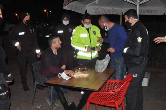 Son dakika haber! Kaza yapan iki arkadaş, hiçbir şey olmamış gibi restoranda yemek yedi Son dakika haber! Kaza yapan iki arkadaş, hiçbir şey olmamış gibi restoranda yemek yedi