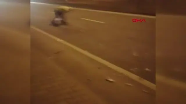 Elindeki kartonla yoldaki atıkları süpüren polise övgü Elindeki kartonla yoldaki atıkları süpüren polise övgü