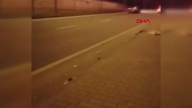 Elindeki kartonla yoldaki atıkları süpüren polise övgü Elindeki kartonla yoldaki atıkları süpüren polise övgü