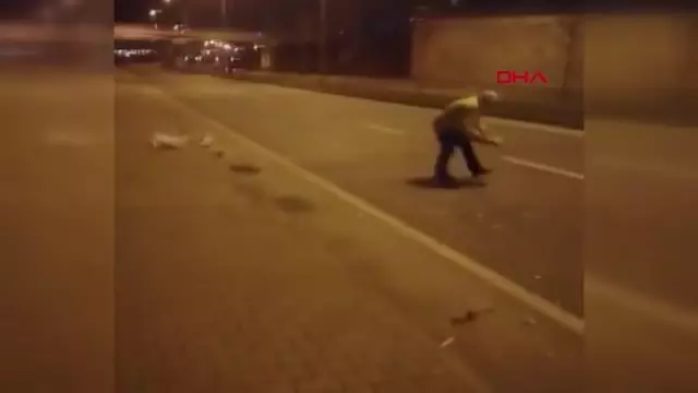 Elindeki kartonla yoldaki atıkları süpüren polise övgü Elindeki kartonla yoldaki atıkları süpüren polise övgü