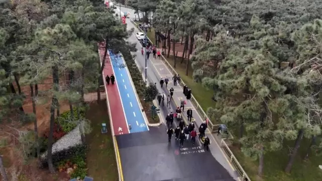 Ümraniye'de gençler ellerinde bayraklarla sabah sporunda buluştu Ümraniye'de gençler ellerinde bayraklarla sabah sporunda buluştu