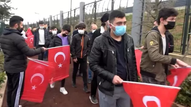Ümraniye'de gençler ellerinde bayraklarla sabah sporunda buluştu Ümraniye'de gençler ellerinde bayraklarla sabah sporunda buluştu
