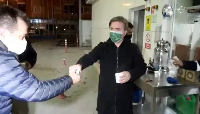 Vali'den, denetim yapan polislere kahve ikramı Vali'den, denetim yapan polislere kahve ikramı