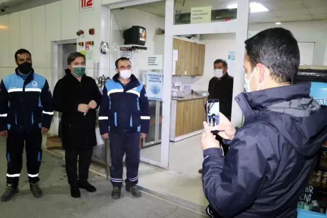 Vali'den, denetim yapan polislere kahve ikramı Vali'den, denetim yapan polislere kahve ikramı