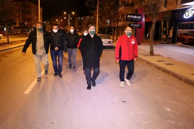 Vali'den, denetim yapan polislere kahve ikramı Vali'den, denetim yapan polislere kahve ikramı
