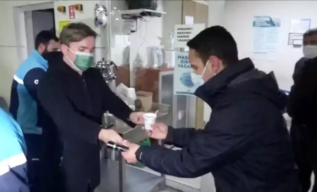 Vali'den, denetim yapan polislere kahve ikramı Vali'den, denetim yapan polislere kahve ikramı