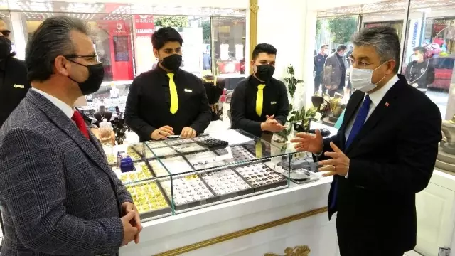 Vali sokağa indi, 'Koronayı defedersek iyi olacağız' diyerek esnaftan destek istedi Vali sokağa indi, 'Koronayı defedersek iyi olacağız' diyerek esnaftan destek istedi