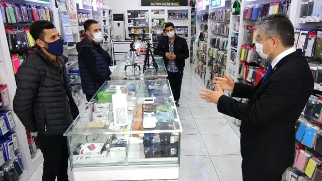 Vali sokağa indi, 'Koronayı defedersek iyi olacağız' diyerek esnaftan destek istedi Vali sokağa indi, 'Koronayı defedersek iyi olacağız' diyerek esnaftan destek istedi