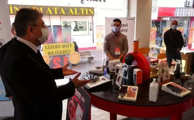 Vali sokağa indi, 'Koronayı defedersek iyi olacağız' diyerek esnaftan destek istedi Vali sokağa indi, 'Koronayı defedersek iyi olacağız' diyerek esnaftan destek istedi