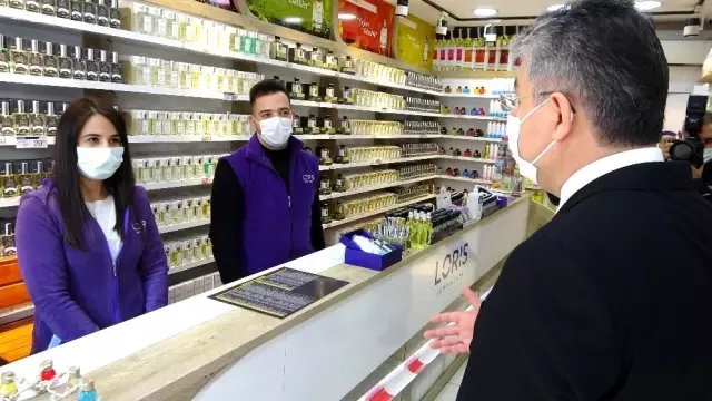 Vali sokağa indi, 'Koronayı defedersek iyi olacağız' diyerek esnaftan destek istedi Vali sokağa indi, 'Koronayı defedersek iyi olacağız' diyerek esnaftan destek istedi
