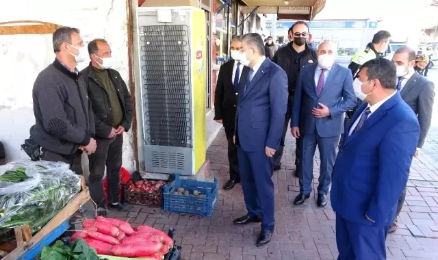 Vali sokağa indi, 'Koronayı defedersek iyi olacağız' diyerek esnaftan destek istedi Vali sokağa indi, 'Koronayı defedersek iyi olacağız' diyerek esnaftan destek istedi