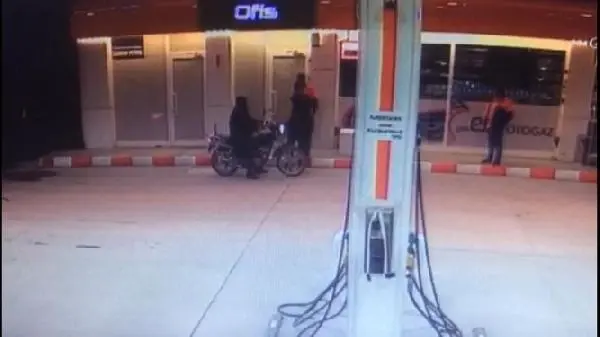 Son dakika haberi... KOCAELİ Veresiye vermeyen market görevlisinin darbedilmesi kamerada Son dakika haberi... KOCAELİ Veresiye vermeyen market görevlisinin darbedilmesi kamerada