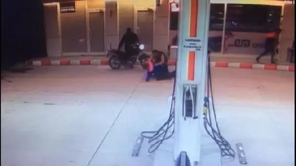 Son dakika haberi... KOCAELİ Veresiye vermeyen market görevlisinin darbedilmesi kamerada Son dakika haberi... KOCAELİ Veresiye vermeyen market görevlisinin darbedilmesi kamerada