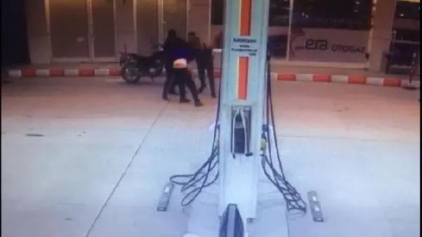 Son dakika haberi... KOCAELİ Veresiye vermeyen market görevlisinin darbedilmesi kamerada Son dakika haberi... KOCAELİ Veresiye vermeyen market görevlisinin darbedilmesi kamerada