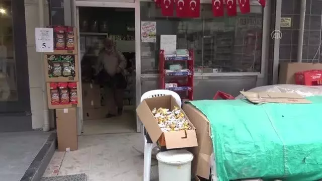 AFYONKARAHİSAR - Bir esnaf 'askıda patates ve soğan' uygulaması başlattı AFYONKARAHİSAR - Bir esnaf 'askıda patates ve soğan' uygulaması başlattı