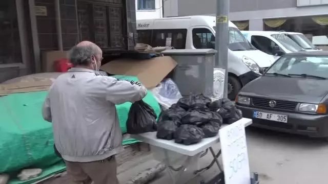 AFYONKARAHİSAR - Bir esnaf 'askıda patates ve soğan' uygulaması başlattı AFYONKARAHİSAR - Bir esnaf 'askıda patates ve soğan' uygulaması başlattı