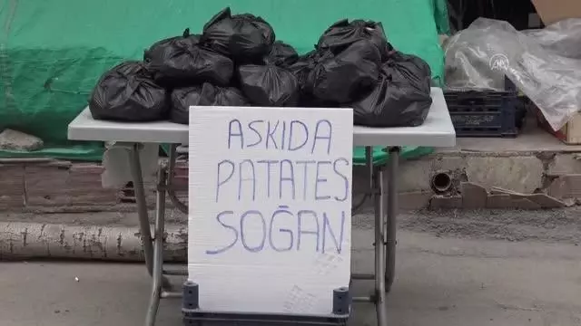 AFYONKARAHİSAR - Bir esnaf 'askıda patates ve soğan' uygulaması başlattı AFYONKARAHİSAR - Bir esnaf 'askıda patates ve soğan' uygulaması başlattı