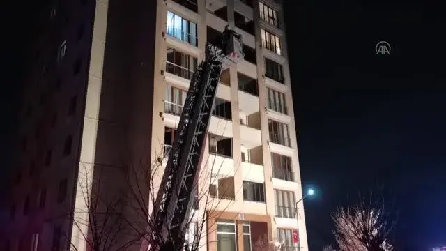 Son dakika haber! Apartman dairesinde çıkan yangında 5 kişi dumandan etkilendi Son dakika haber! Apartman dairesinde çıkan yangında 5 kişi dumandan etkilendi