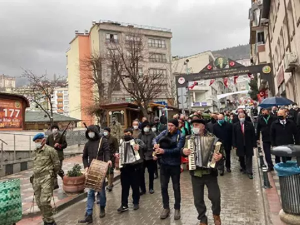 Artvin'in düşman işgalinden kurtuluşunun 100'üncü yıl dönümü törenle kutlandı. Artvin'in düşman işgalinden kurtuluşunun 100'üncü yıl dönümü törenle kutlandı.