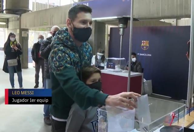 Barcelona chooses its new president!  Lionel Messi went to the polls to vote