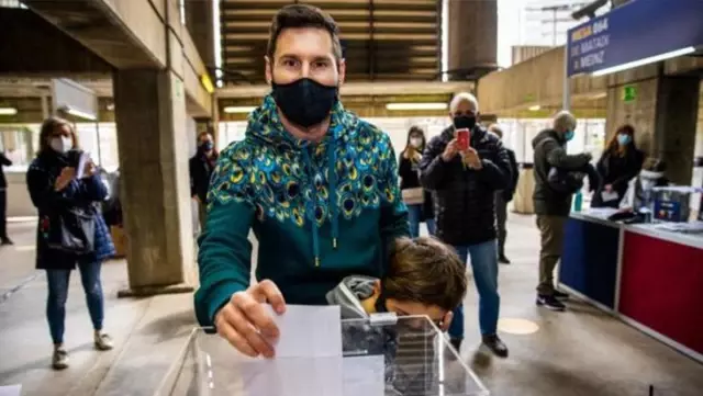 Barcelona chooses its new president!  Lionel Messi went to the polls to vote